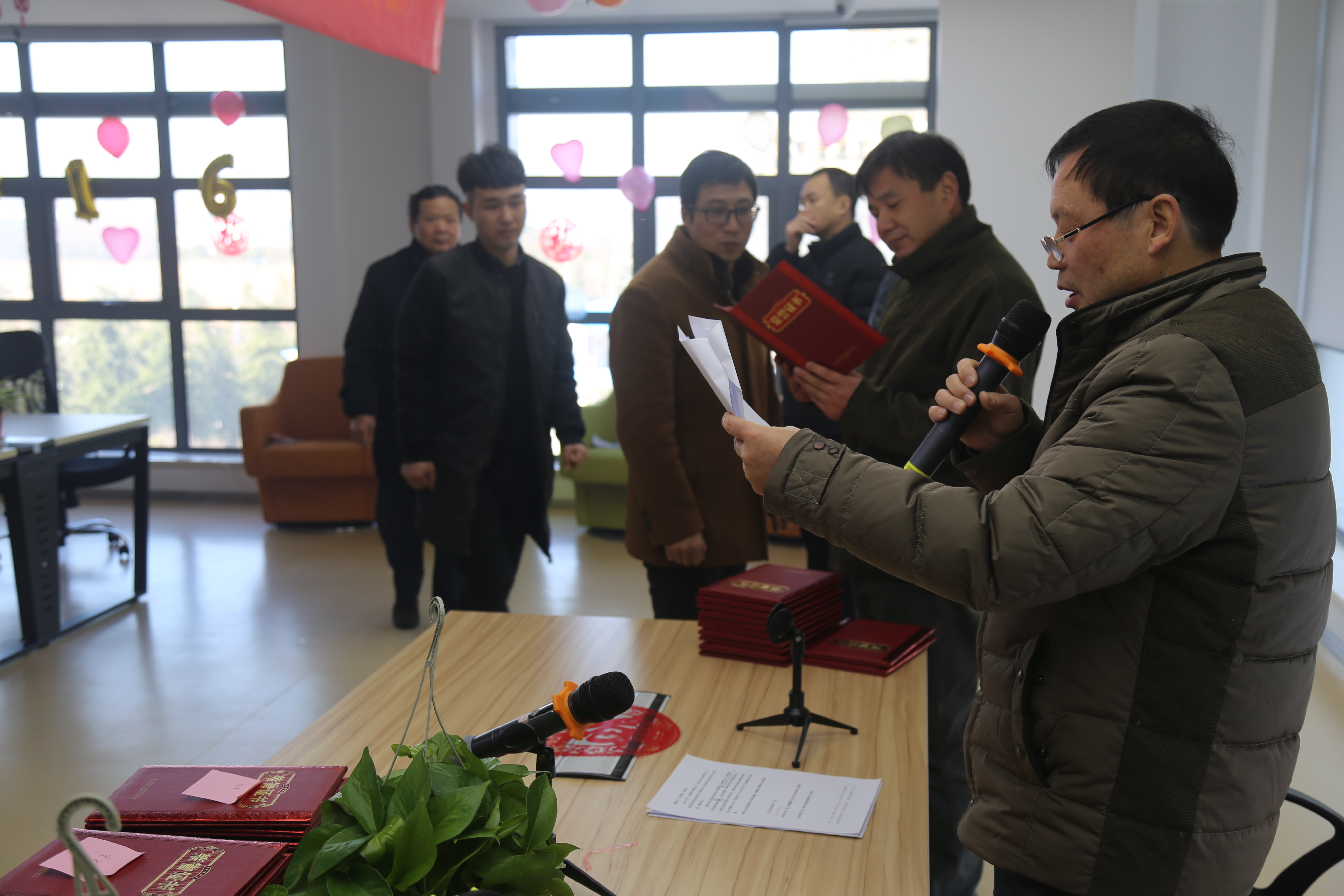 2015年年会潘小俊副总经理给第二事业部优秀员工颁发荣誉证书